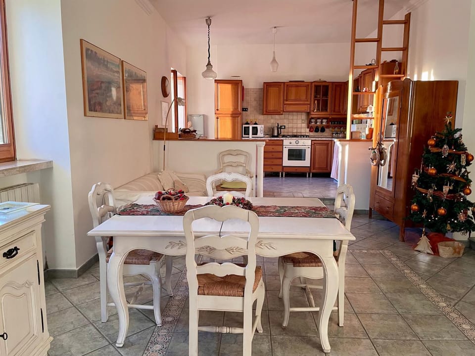Kitchen or kitchenette, Dining area, oven, stove