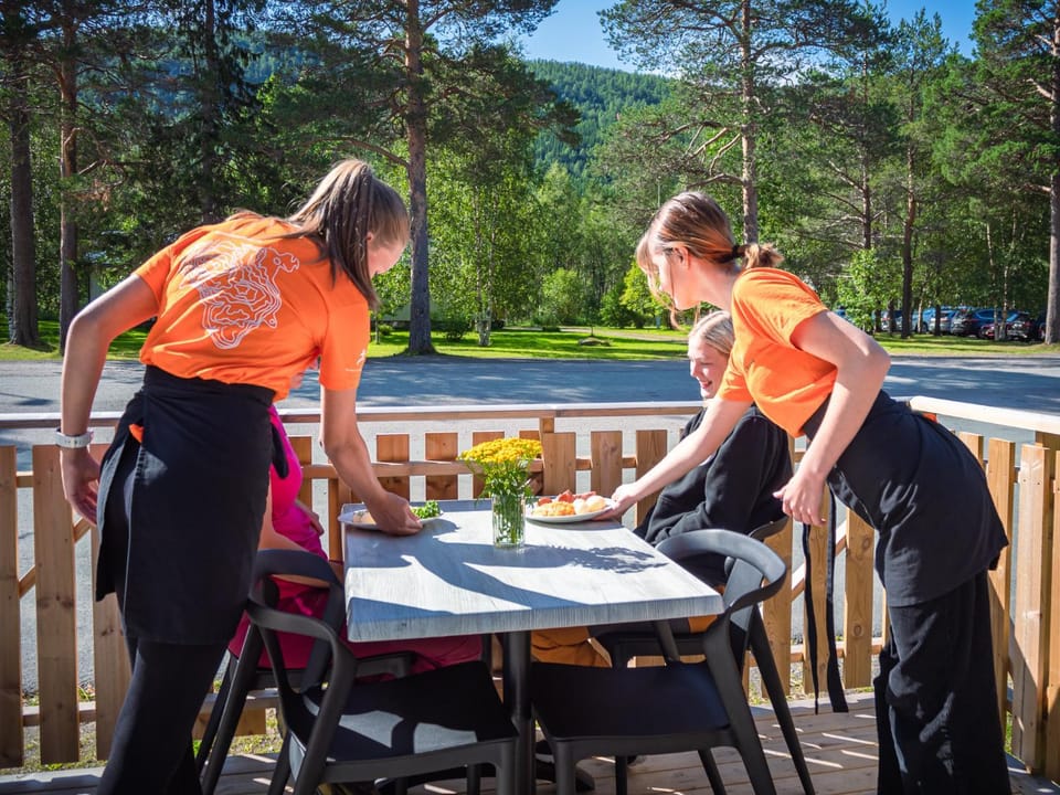 Restaurant/places to eat, Balcony/Terrace