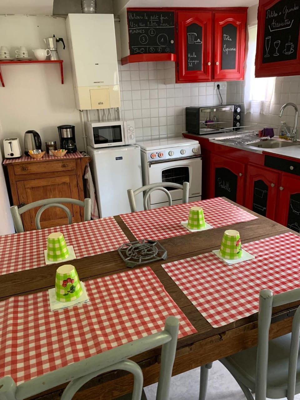 Coffee/tea facilities, Kitchen or kitchenette, Dining area, oven, stove, toaster, kitchen