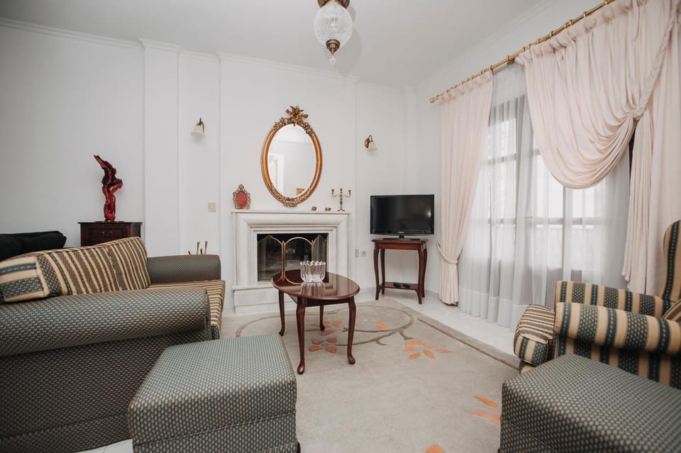 Communal lounge/ TV room, TV and multimedia, Living room, Seating area