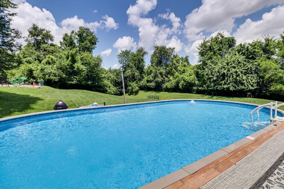 'Hidden Paradise' on 5 Acres w/ Hot Tub & Deck! House in Illinois