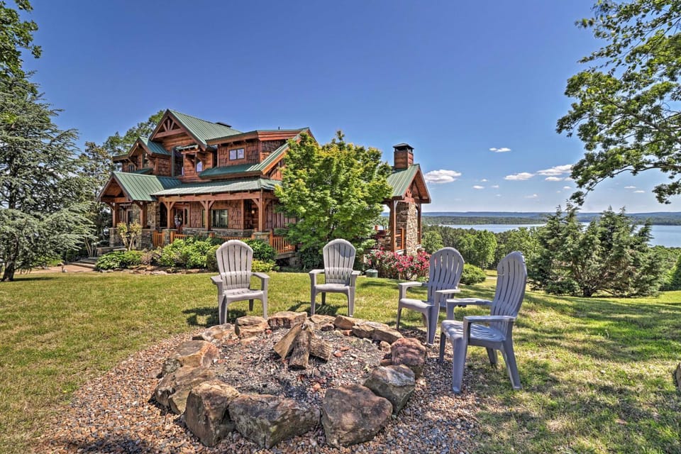 Luxury Family Retreat - Greers Ferry Lake Views! House in Greers Ferry Lake