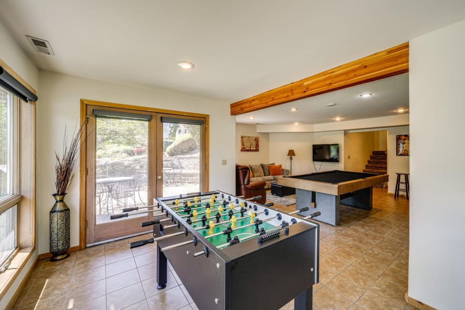 Modern Retreat with Hot Tub - Steps to Lake Chelan! House in Manson