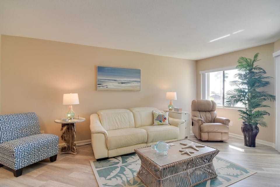 Walk to Bradenton Beach: Gulf-View Home w/ Lanai House in Bradenton Beach