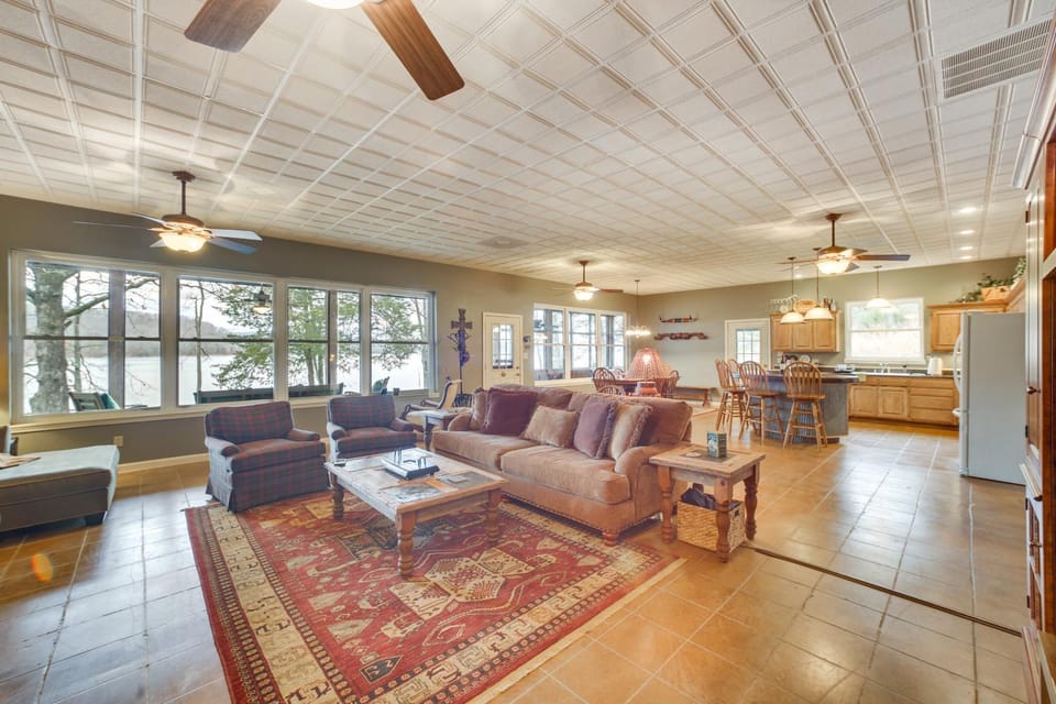'Water’s Edge': Home on Shore of Beaver Lake! House in Beaver Lake