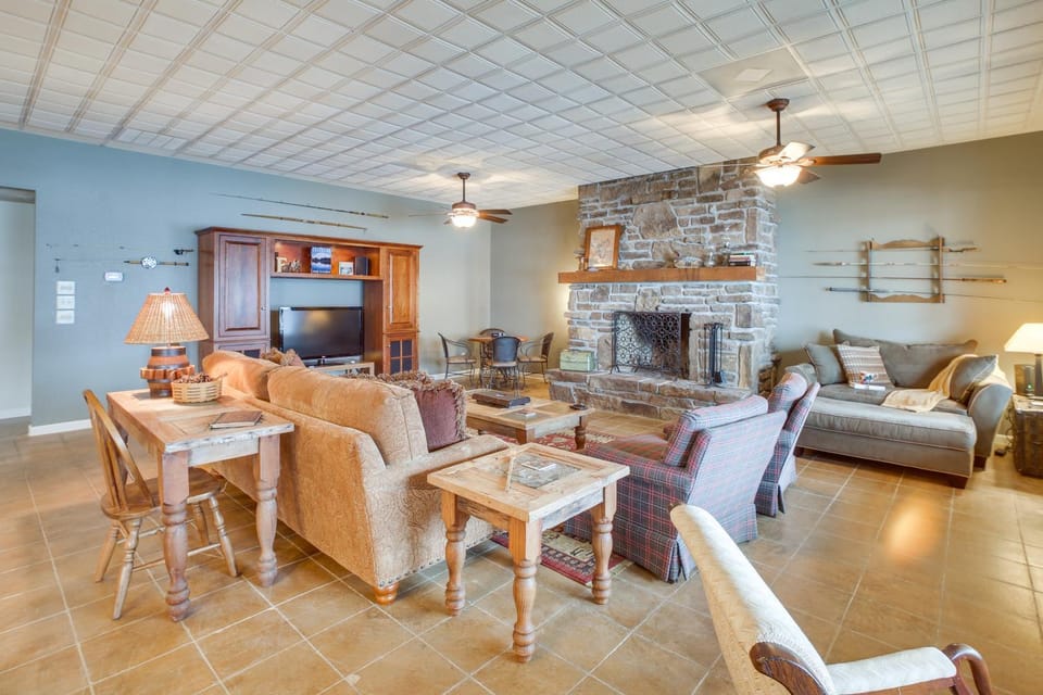 'Water’s Edge': Home on Shore of Beaver Lake! House in Beaver Lake