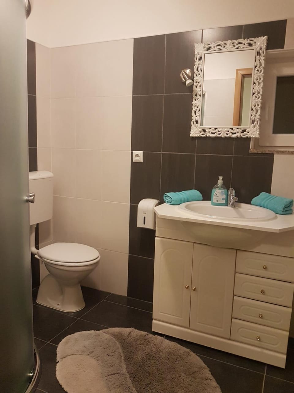 Bathroom, towels
