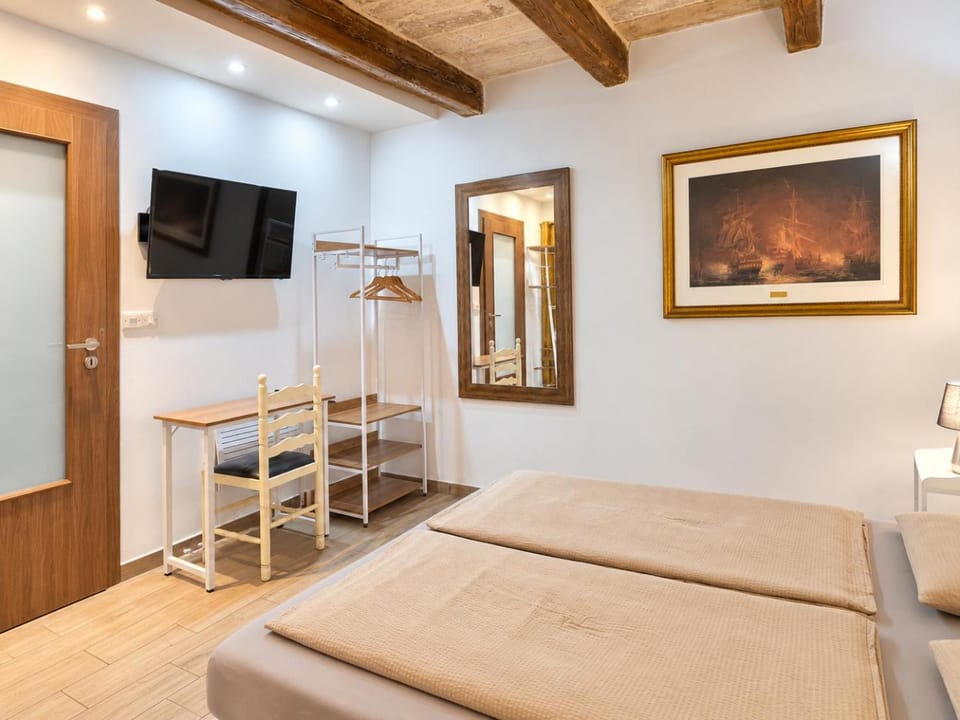Bed, TV and multimedia, Bedroom