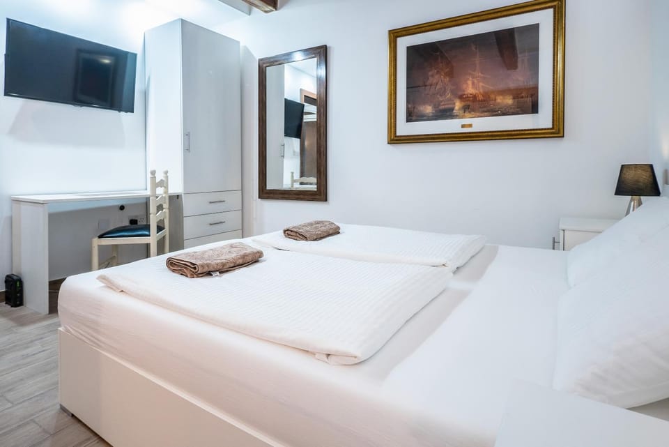 Bed, TV and multimedia, Photo of the whole room, Bedroom