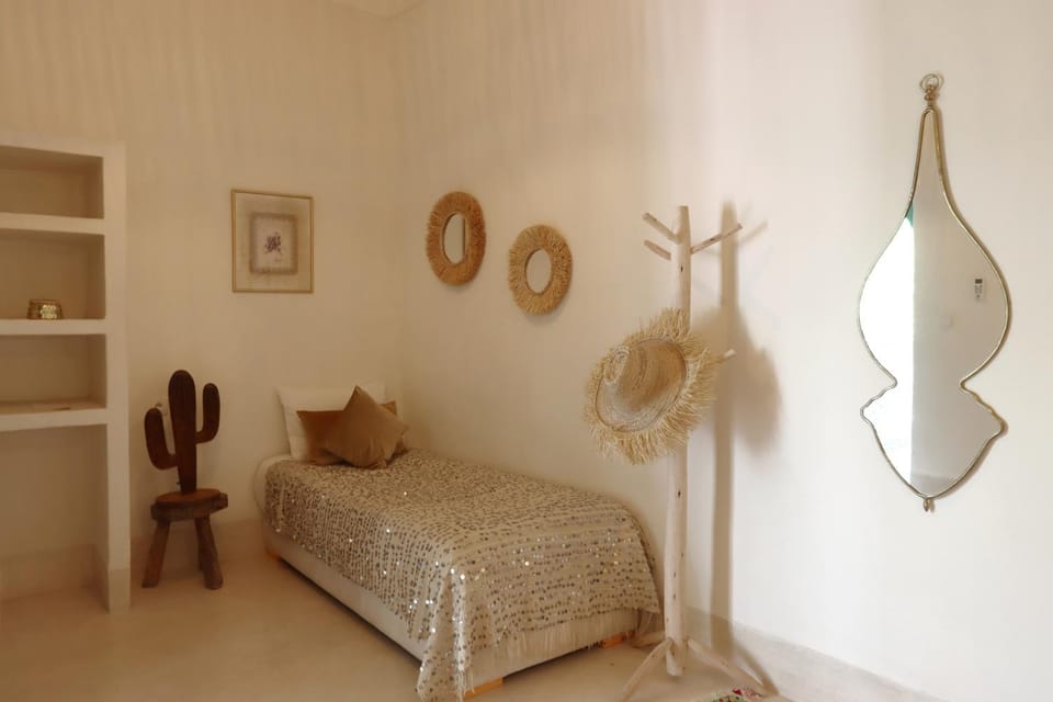 Bed, Photo of the whole room, Decorative detail, Bedroom