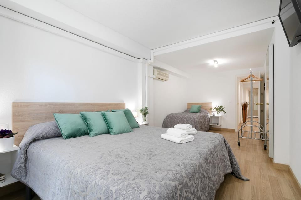 Bed, TV and multimedia, Photo of the whole room, Bedroom, fireplace, towels, air conditioner