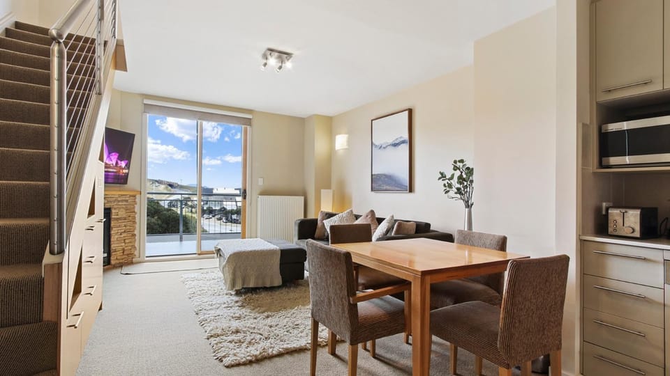 TV and multimedia, Living room, Dining area