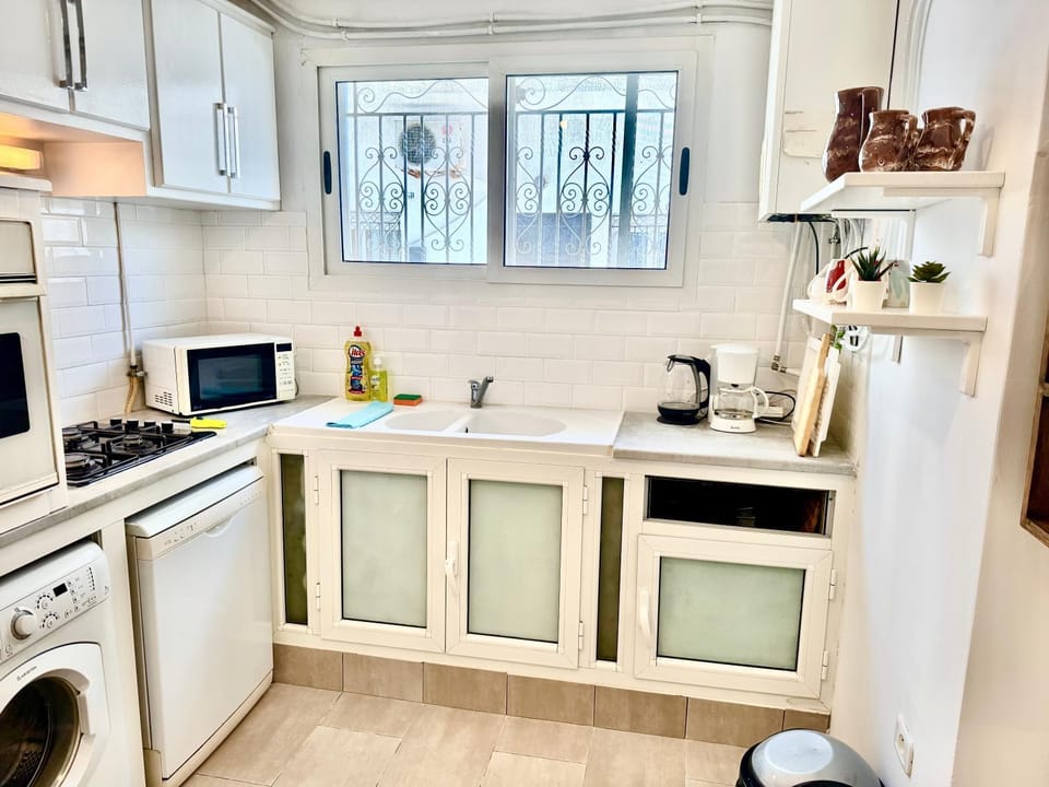 Coffee/tea facilities, Kitchen or kitchenette, oven, stove, toaster, washing machine