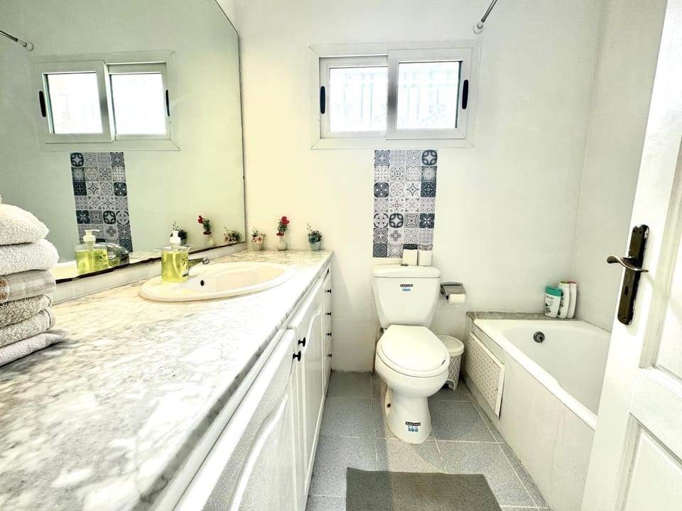 Shower, Toilet, Bathroom, Bath, towels