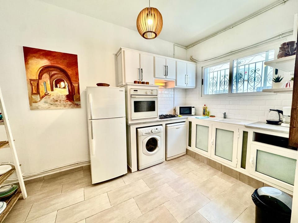 Kitchen or kitchenette, oven, toaster, washing machine