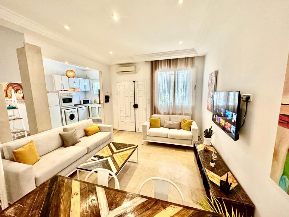 Communal lounge/ TV room, TV and multimedia, Kitchen or kitchenette, Living room, Seating area, Dining area