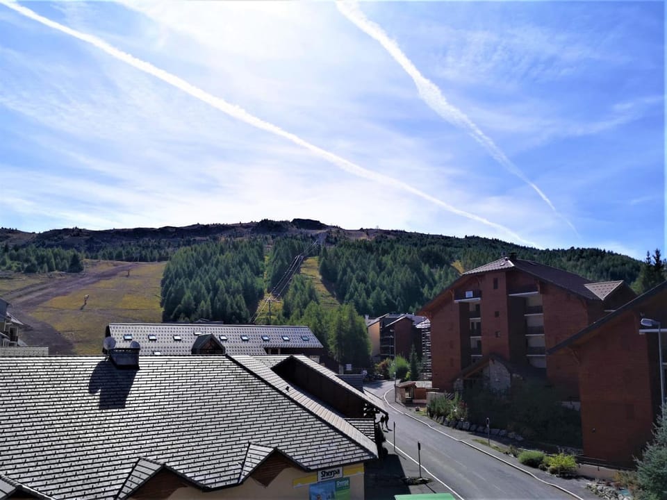 Studio confortable 4 pers, vue sur pistes, La Joue du Loup - FR-1-504-560 Apartment in Provence-Alpes-Côte d'Azur