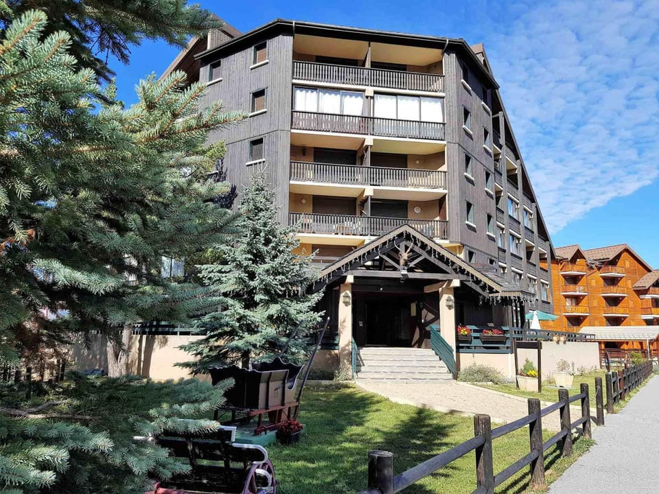 Studio confortable 4 pers, vue sur pistes, La Joue du Loup - FR-1-504-560 Apartment in Provence-Alpes-Côte d'Azur