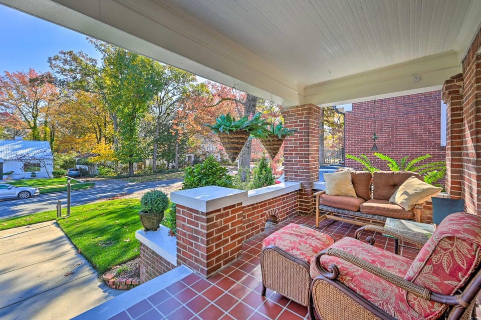 Vintage Chic Cottage < 1 Mile to UNC Greensboro! House in Greensboro