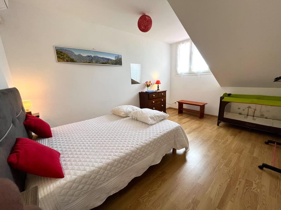 Bed, Photo of the whole room, Bedroom