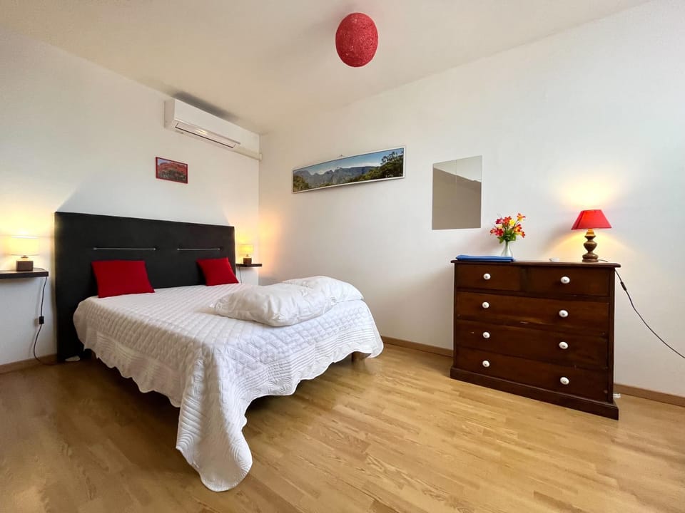 Bed, Bedroom, air conditioner