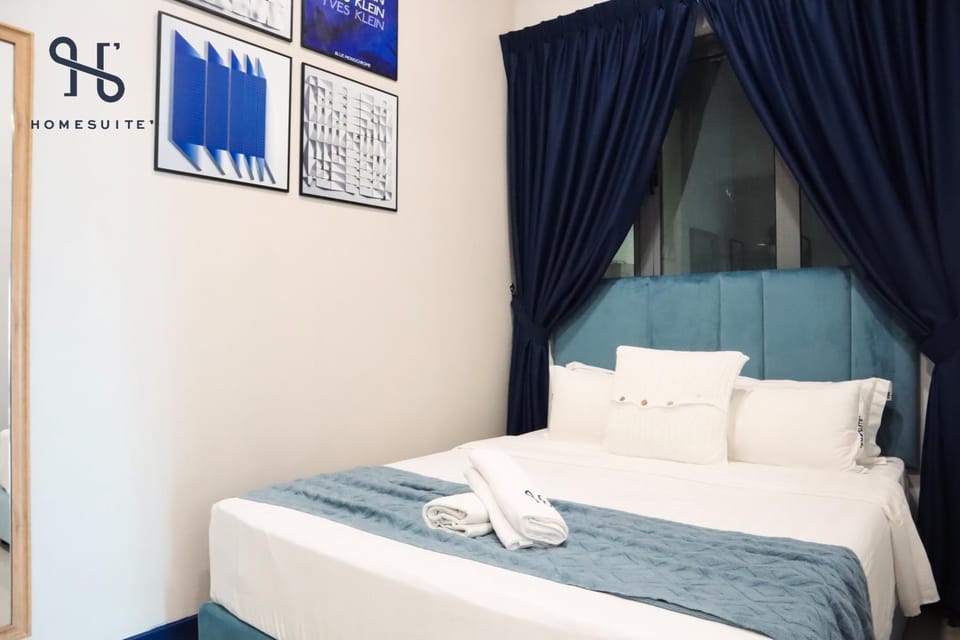 Photo of the whole room, Bedroom, towels