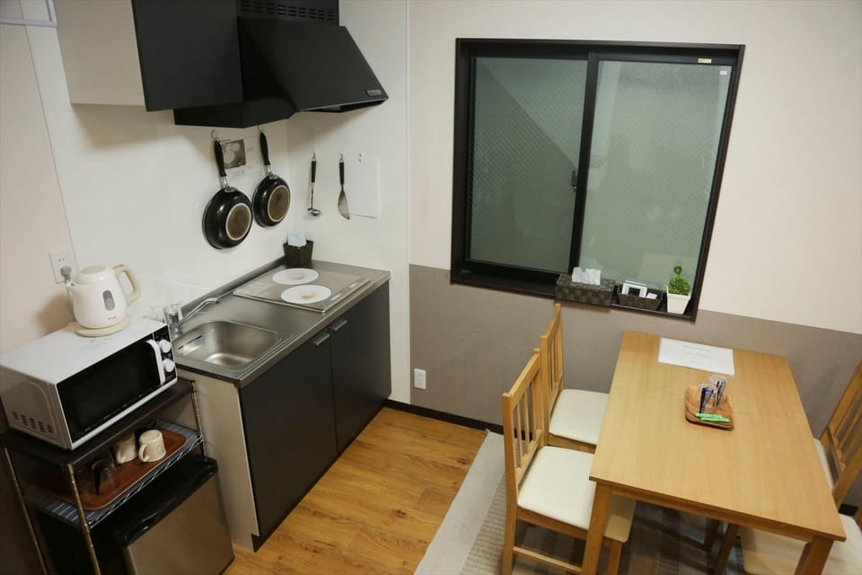 Kitchen or kitchenette, Dining area, minibar