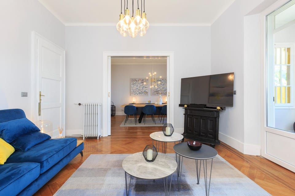 TV and multimedia, Living room, Seating area