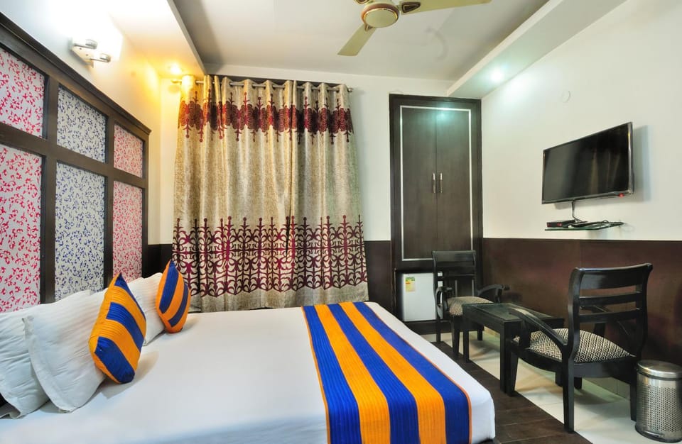 Bed, TV and multimedia, Photo of the whole room, Bedroom