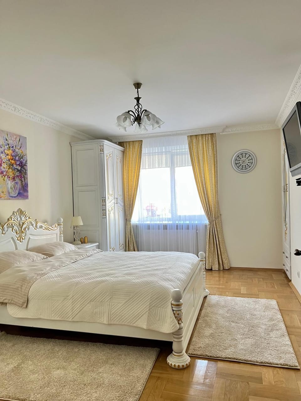 Bed, TV and multimedia, Photo of the whole room, Bedroom
