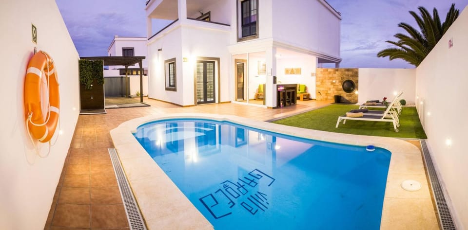 Property building, Patio, Night, Pool view, Swimming pool, Swimming pool, sunbed