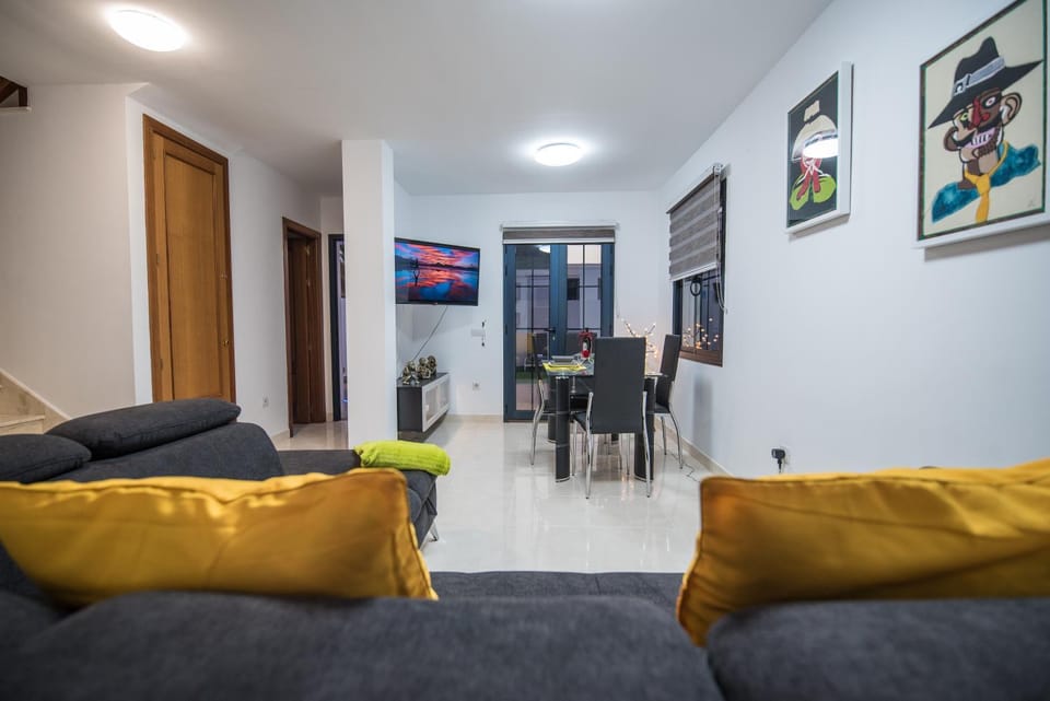 Communal lounge/ TV room, TV and multimedia, Living room, Seating area, Dining area, Evening entertainment