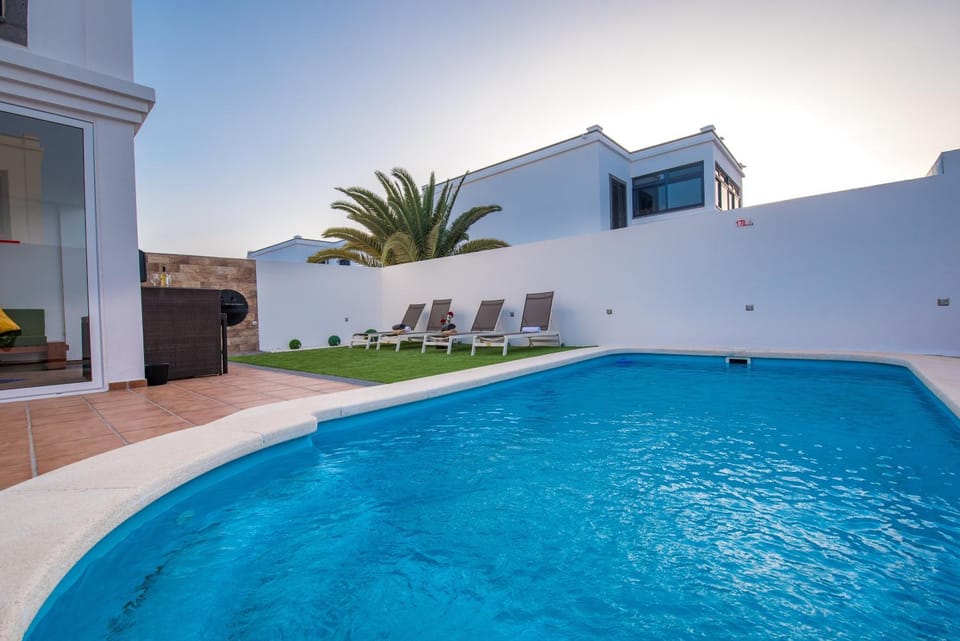 Patio, Off site, Day, On site, Pool view, Swimming pool, Swimming pool, Sunset, sunbed