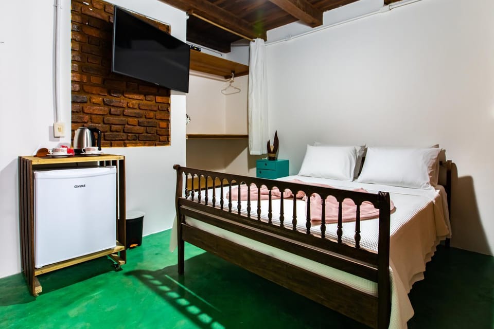 Bed, TV and multimedia, Bedroom