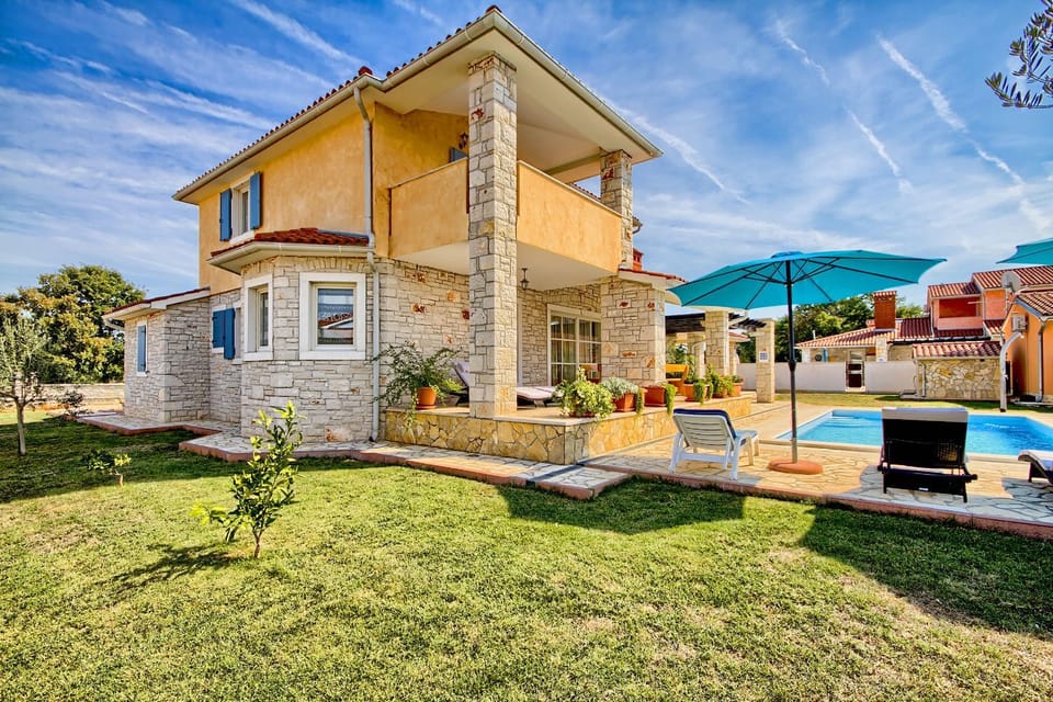 Charming villa Oliva with 4 bedrooms near the wonderful village of Fazana Villa in Peroj