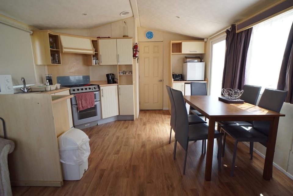 Lyntons 3 bedroom caravan pets stay free linen included House in Heacham