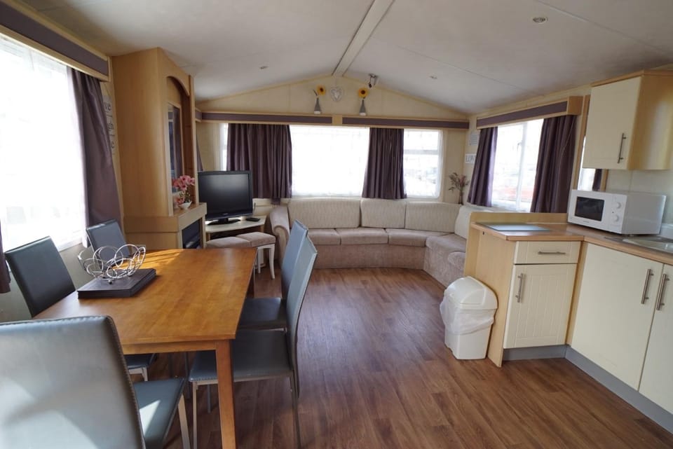 Lyntons 3 bedroom caravan pets stay free linen included House in Heacham