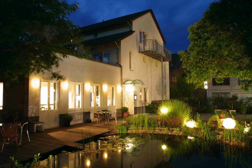 Property building, Patio, Facade/entrance, Garden, Balcony/Terrace, Garden view