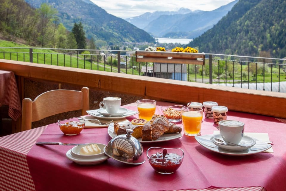 Restaurant/places to eat, Natural landscape, View (from property/room), Food and drinks, Food, Lake view, Mountain view, Breakfast, Italian breakfast