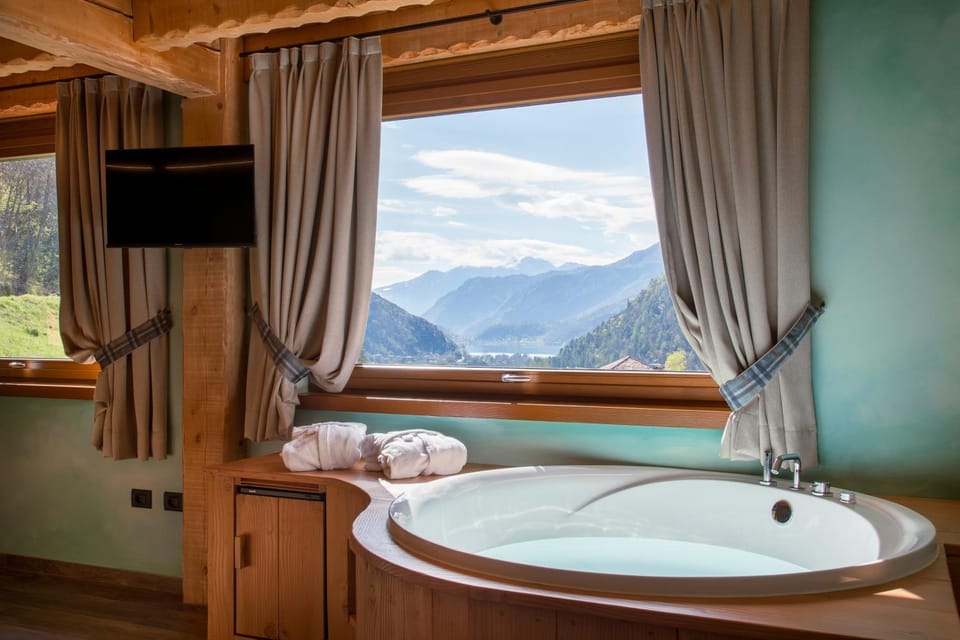 Hot Tub, TV and multimedia, View (from property/room), Lake view, Mountain view