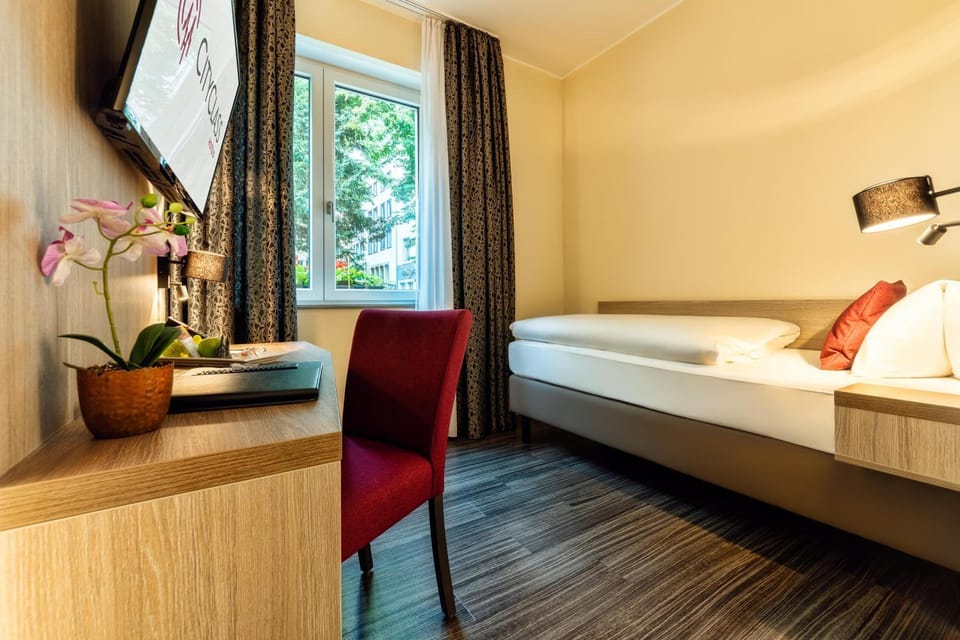 Bed, TV and multimedia, Photo of the whole room, hair dresser