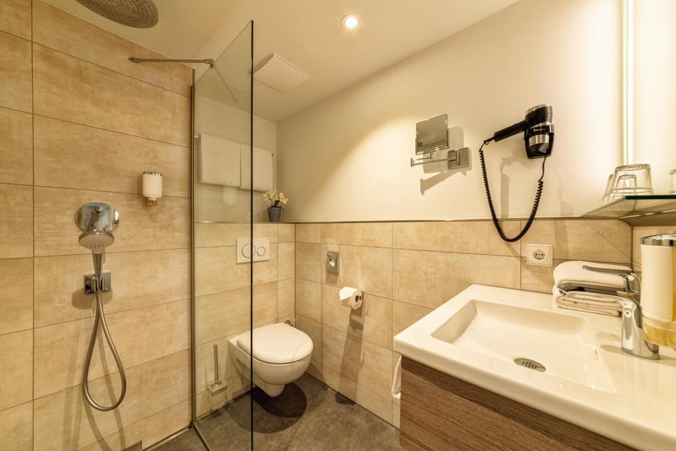 Shower, Toilet, Bathroom, towels