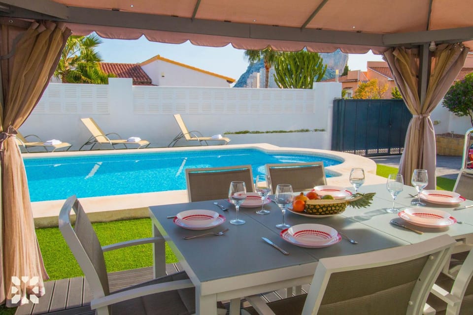 Patio, Day, Dining area, Pool view, Swimming pool, sunbed