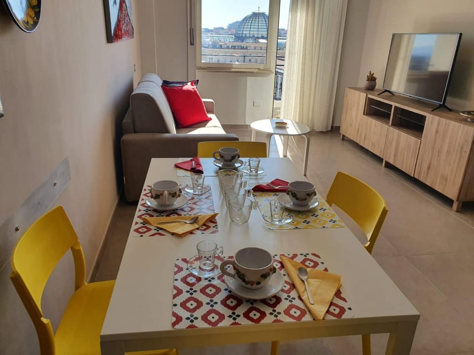 View (from property/room), Living room, Dining area, City view, Street view, Drinks