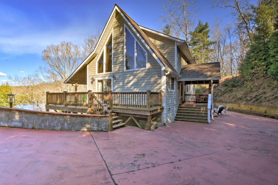 Spacious Lake Santeetlah Cottage with Lake Views! House in Lake Santeetlah