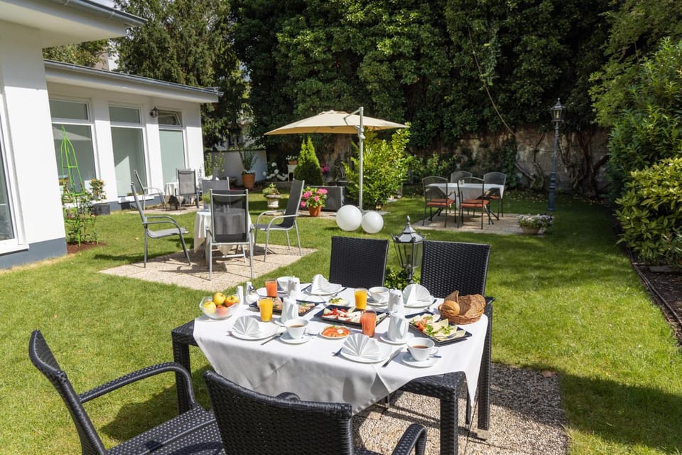 Garden, Food and drinks, Garden view, Breakfast