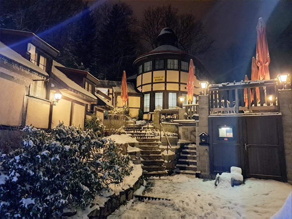 Property building, Restaurant/places to eat, Facade/entrance, Off site, Winter, Breakfast, Seasons