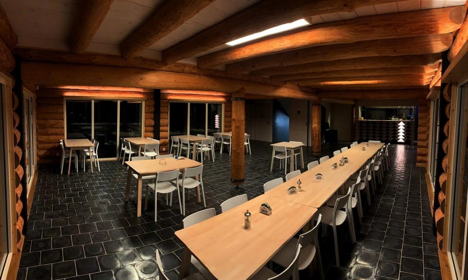 Restaurant/places to eat, Lounge or bar