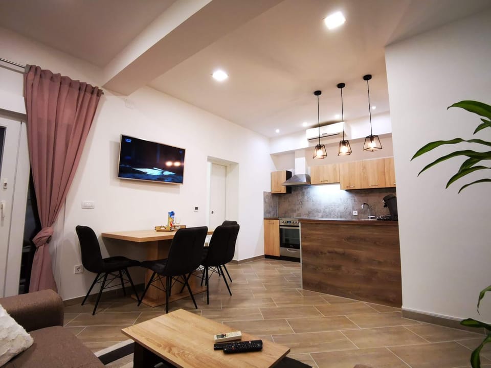 TV and multimedia, Kitchen or kitchenette, Seating area, Dining area, stove
