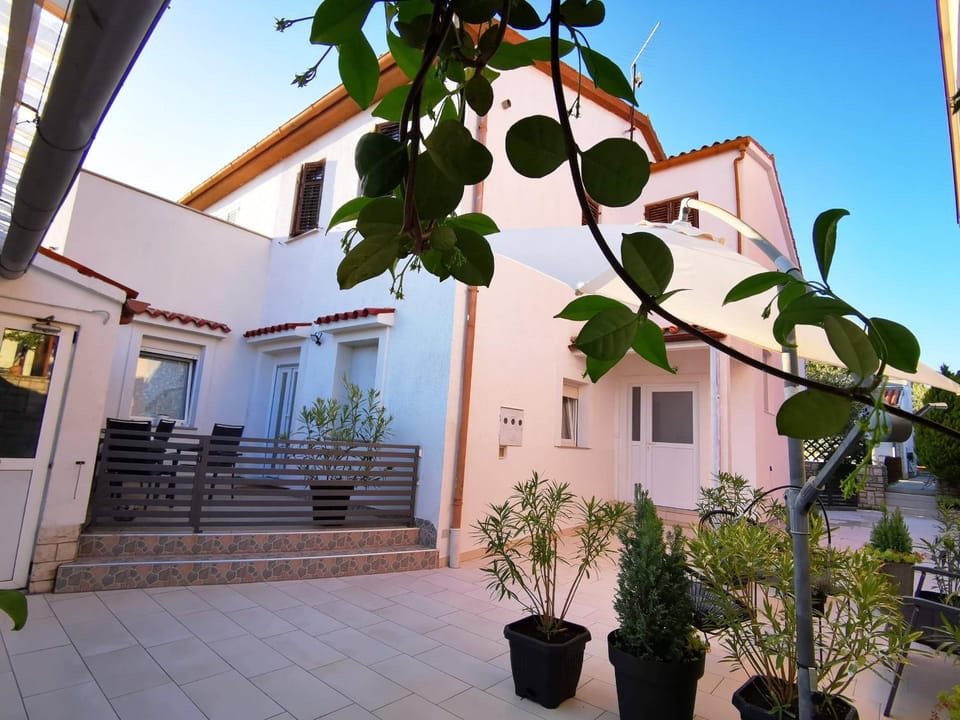 Property building, Facade/entrance
